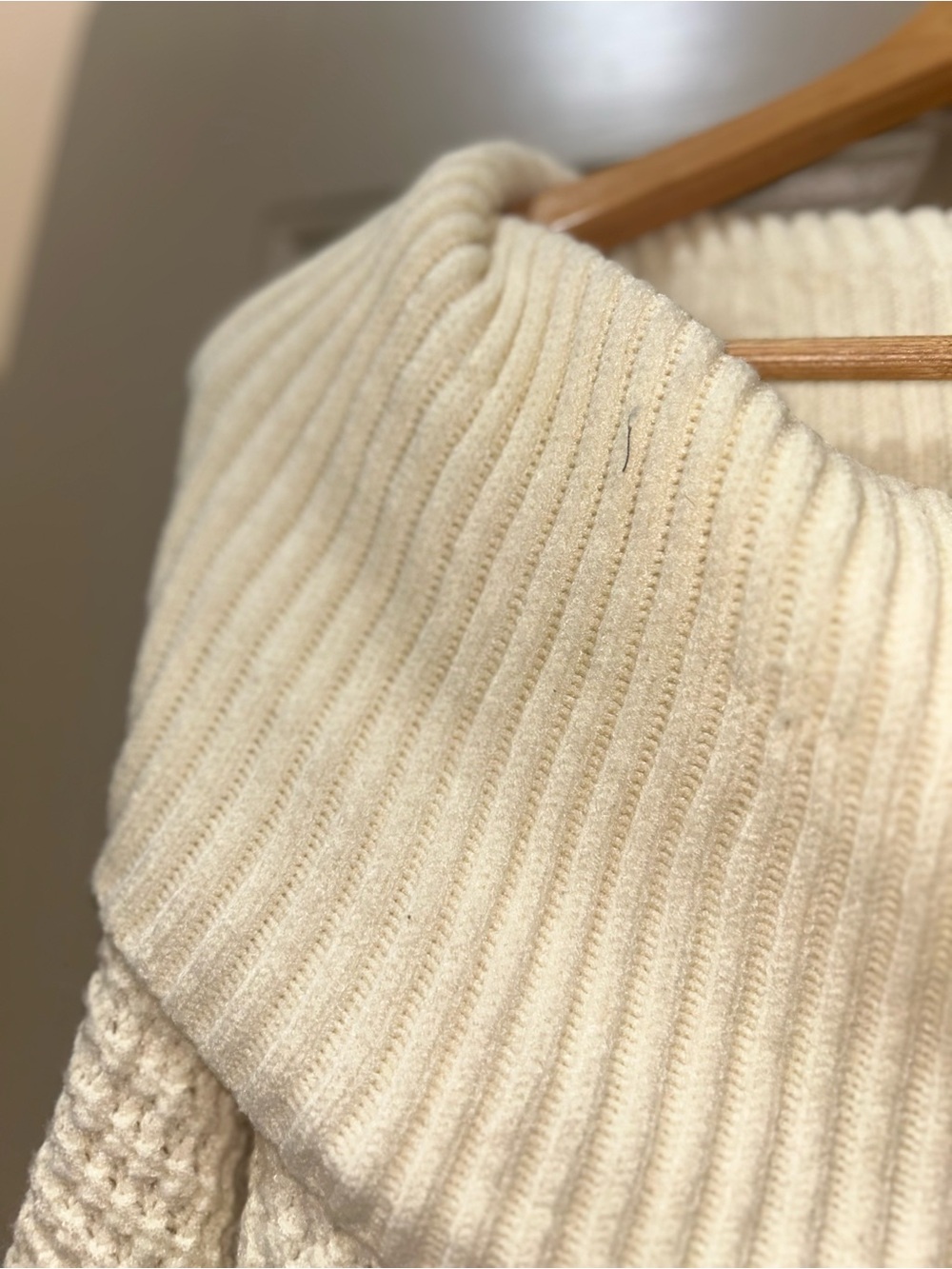 Modcloth Cream Off-Shoulder Waffle Knit Cowl Sweater size large - Picture 9 of 15